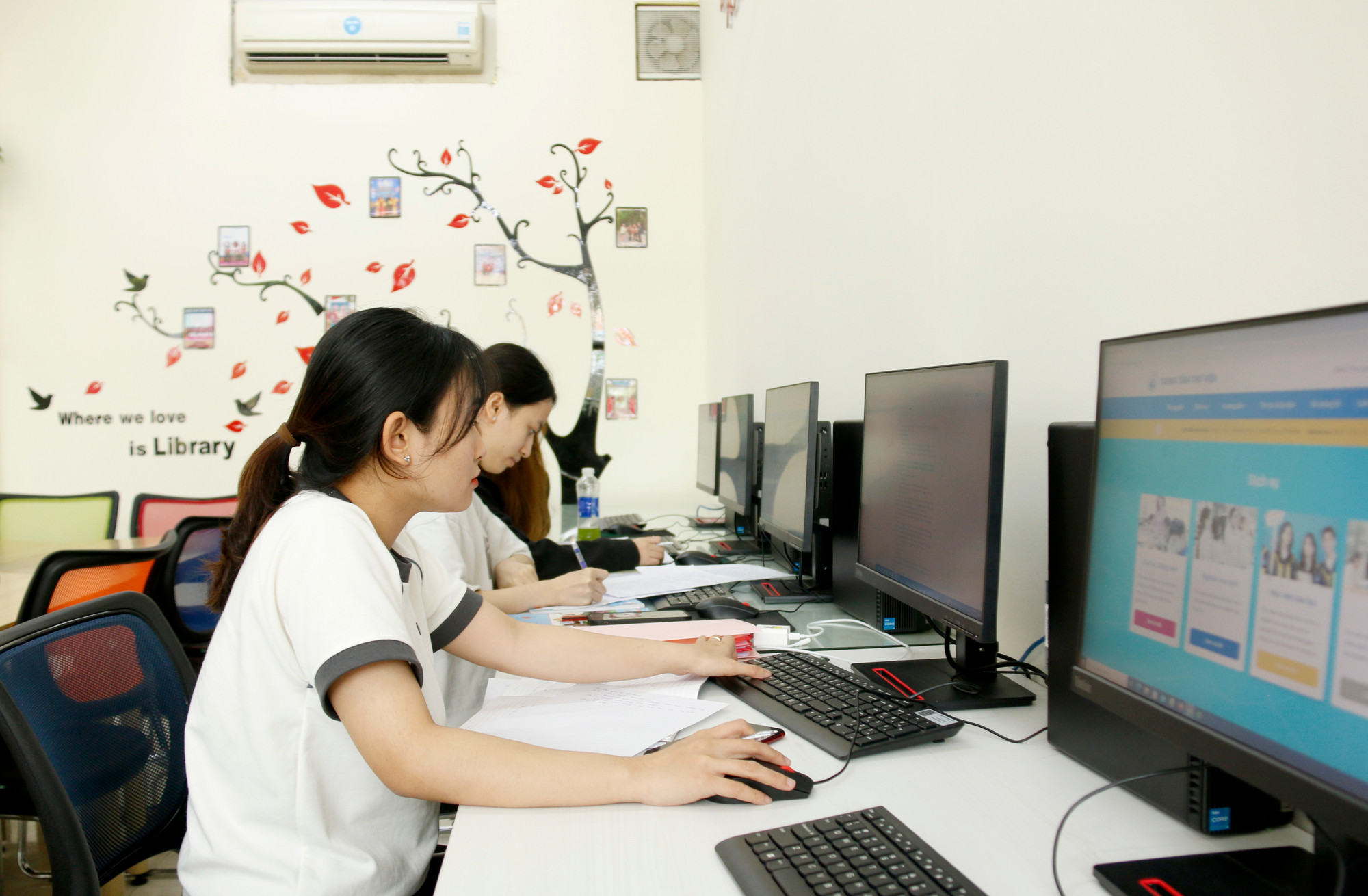 Hệ thống phần mềm thư viện thông minh L’ima cho phép thư viện có thể quản lý người dùng tập trung, giúp bạn đọc chỉ cần đăng nhập một lần mà có thể truy cập, sử dụng, tìm kiếm mọi tài nguyên của thư viện. Ảnh: Mộc Trà. GDVN_5.jpg