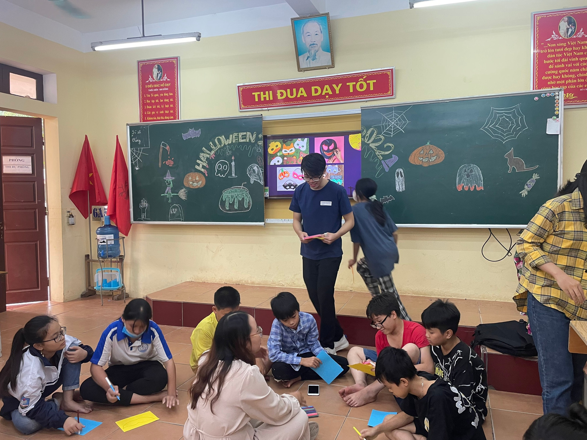 Nam Cường tham gia dự án dạy học tình nguyện Hyundai Jump School (chương trình tình nguyện giáo dục dành cho sinh viên đại học). (Ảnh: NVCC) 2. Tham gia dự án dạy học tình nguyện Hyundai Jump School.jpg
