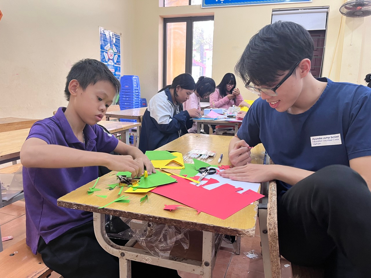 Nam Cường có niềm đam mê mãnh liệt với nghề giáo và luôn mong muốn được truyền tải tri thức đến các thế hệ học trò. (Ảnh: NVCC) 3. Tham gia dự án dạy học tình nguyện Hyundai Jump School.jpg