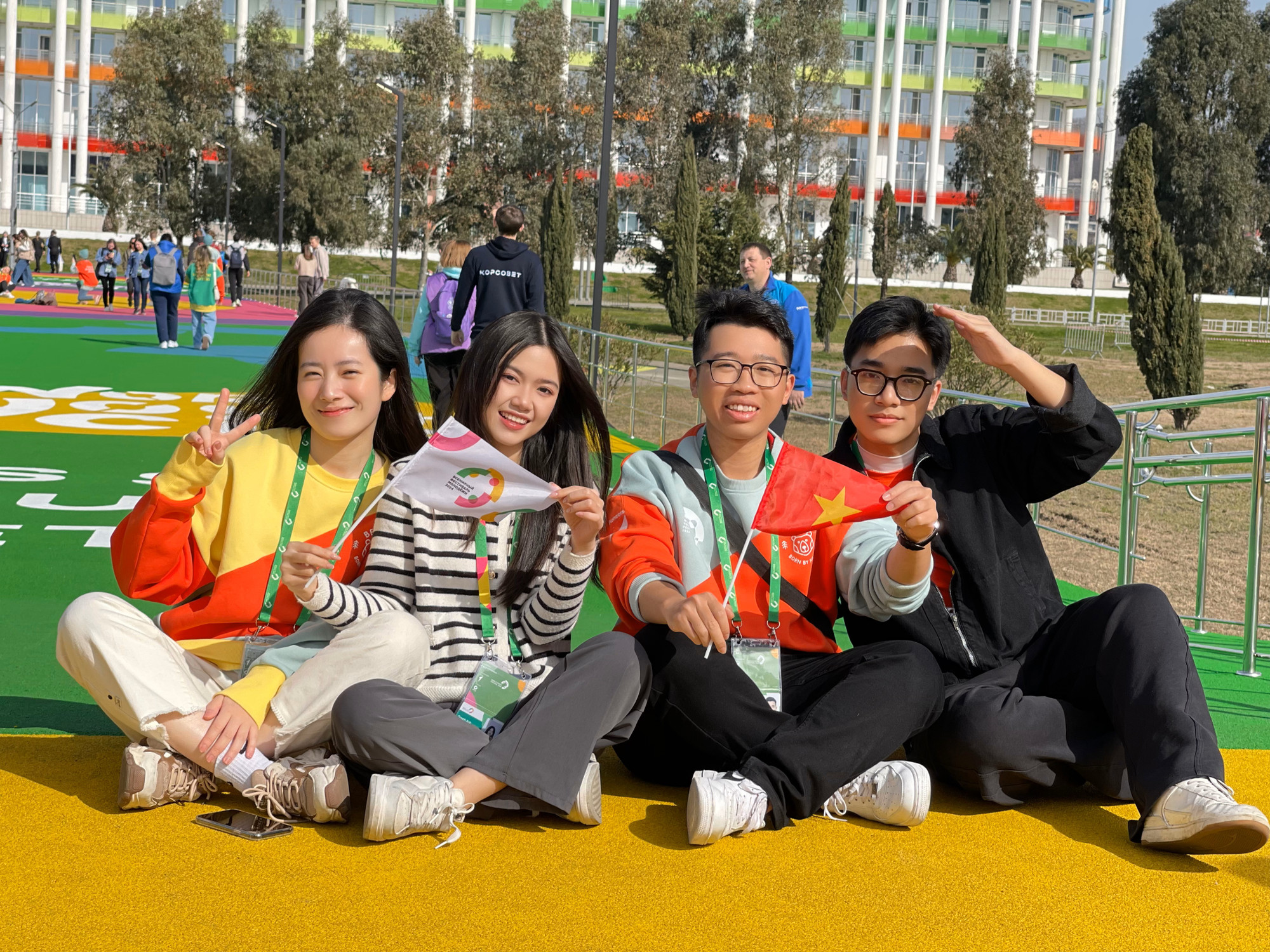 Nguyễn Quỳnh Anh (thứ 2 từ trái sang) cùng các bạn tham gia Liên hoan Thanh niên thế giới 2024 tại thành phố Sochi, Liên bang Nga. (Ảnh: NVCC) Quynh Anh 2.jpg