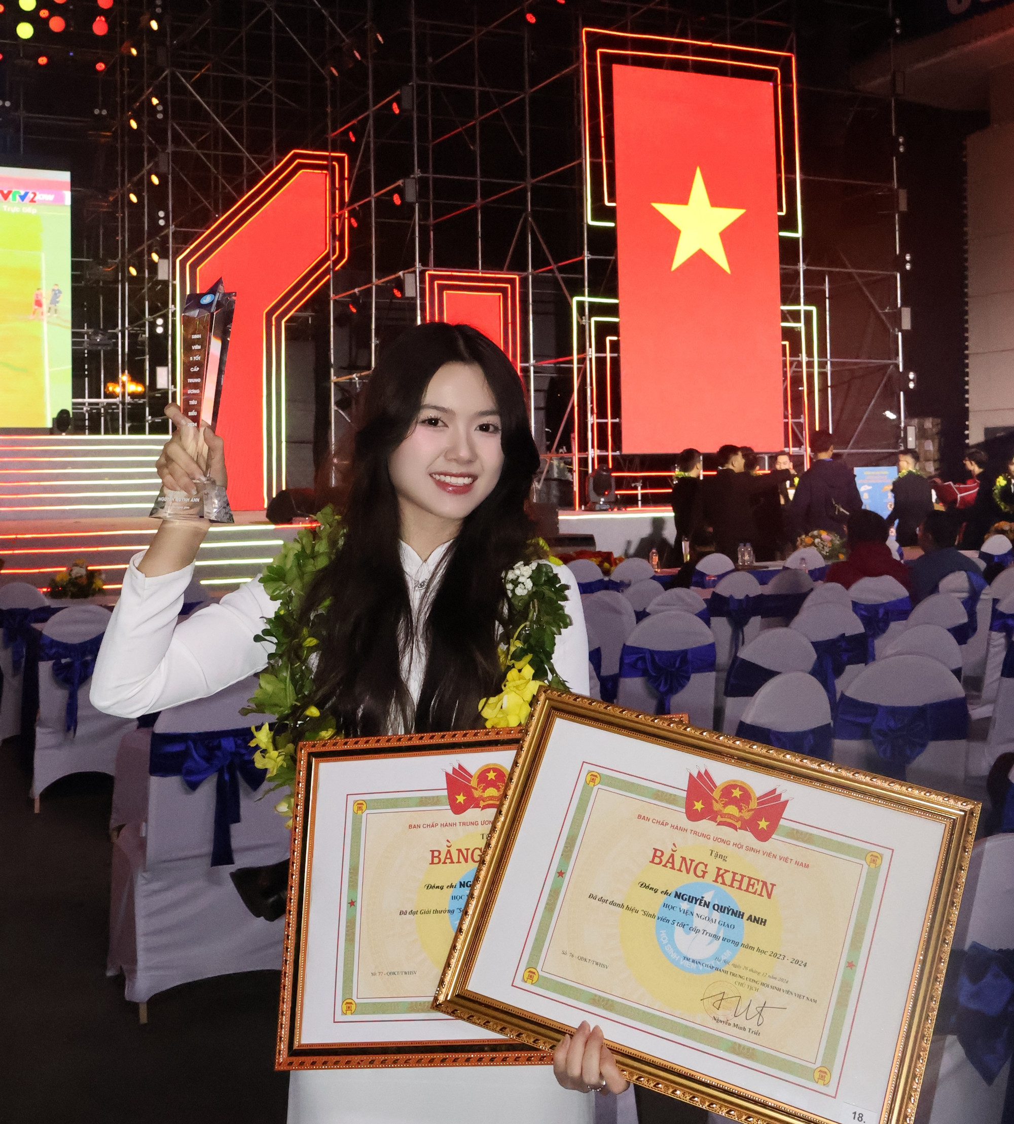Nguyễn Quỳnh Anh tại Lễ Tuyên dương “Sinh viên 5 tốt” các cấp và Giải thưởng Sao Tháng Giêng năm 2024. (Ảnh: NVCC) Quynh Anh 6.jpg