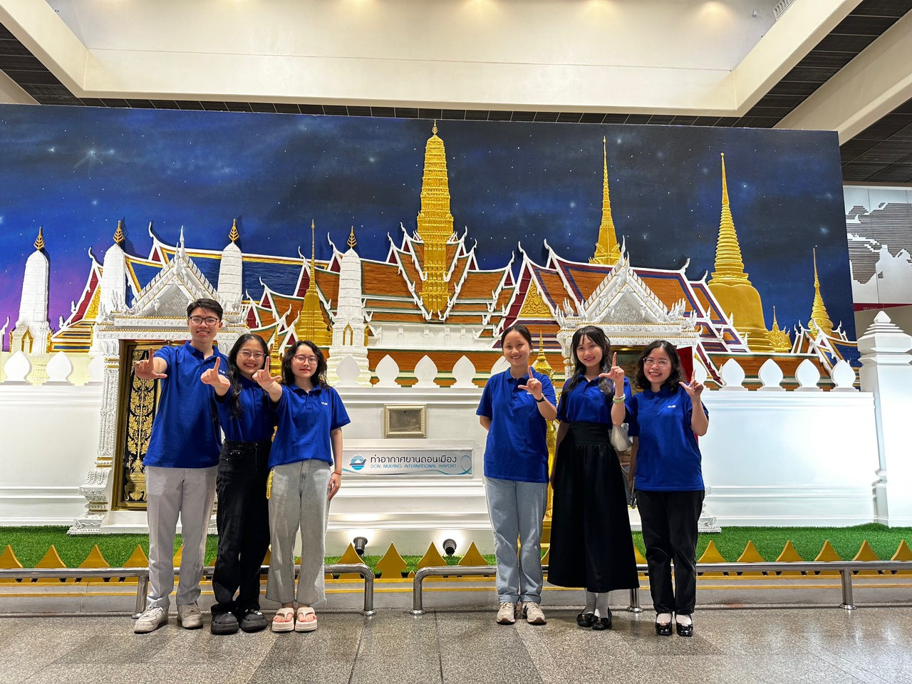 Nam Cường (ngoài cùng bên trái) tham gia học tập trao đổi tại Đại học Thaksin, Thái Lan. (Ảnh: NVCC) 10. Tham gia học tập trao đổi tại trường Đại học Thaksin, Thái Lan.jpg