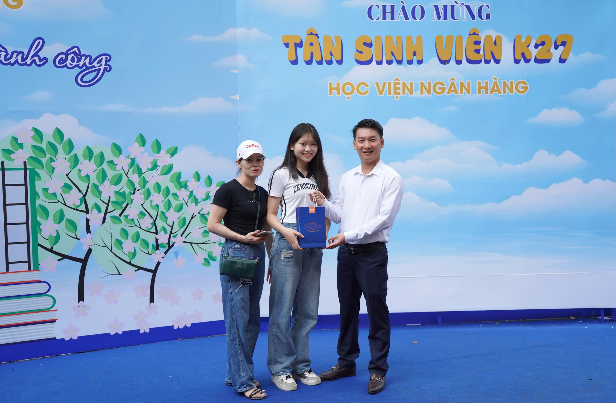 Học viện Ngân hàng dành nhiều loại học bổng để khích lệ tinh thần sinh viên ngay từ khi nhập học. Ảnh: NTCC z6539353762099_4af5c2156c5e0863c7247dcb32f4fb0d.jpg