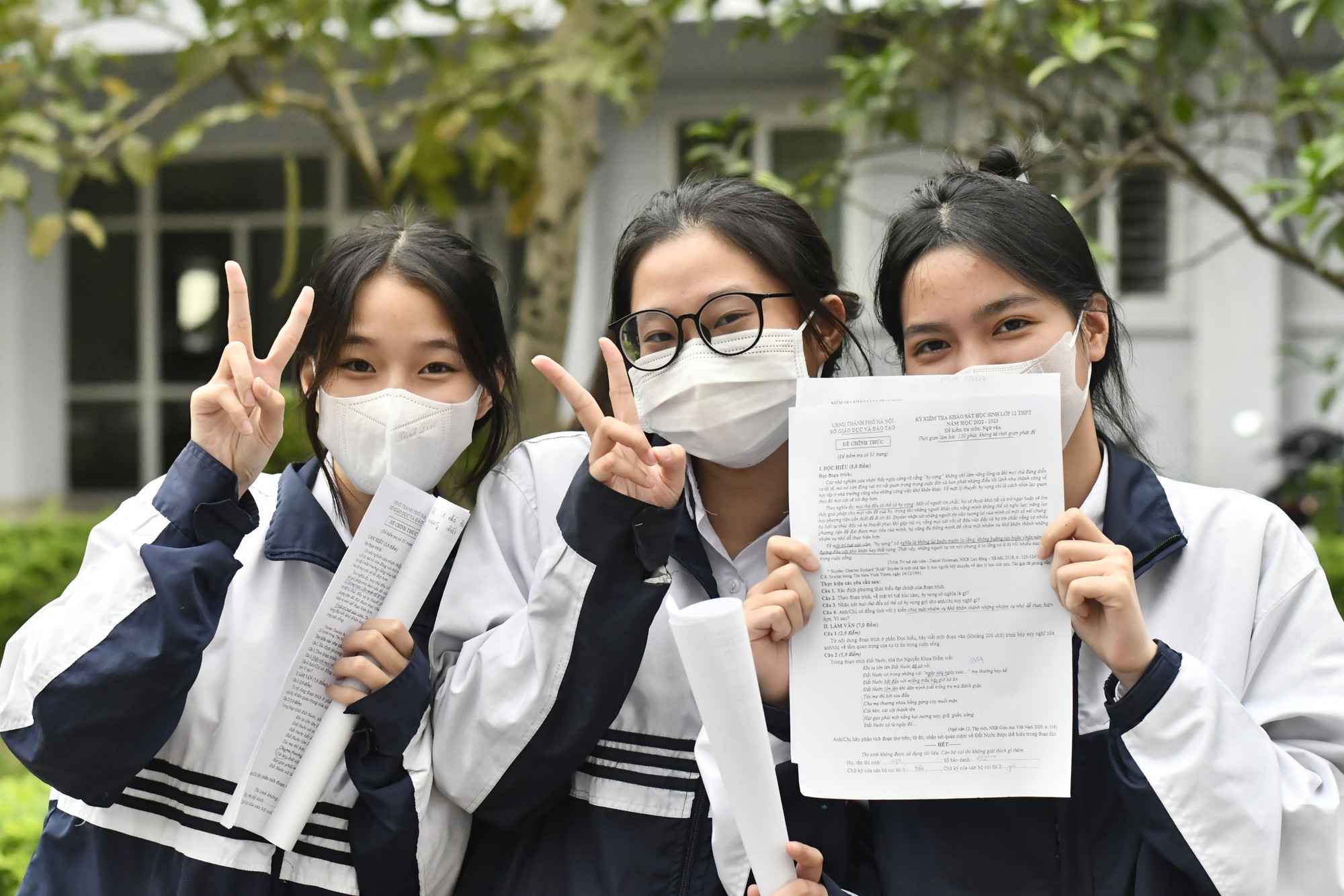 Học sinh hoàn thành bài kiểm tra môn Ngữ văn. (Ảnh: Ngọc Mai).