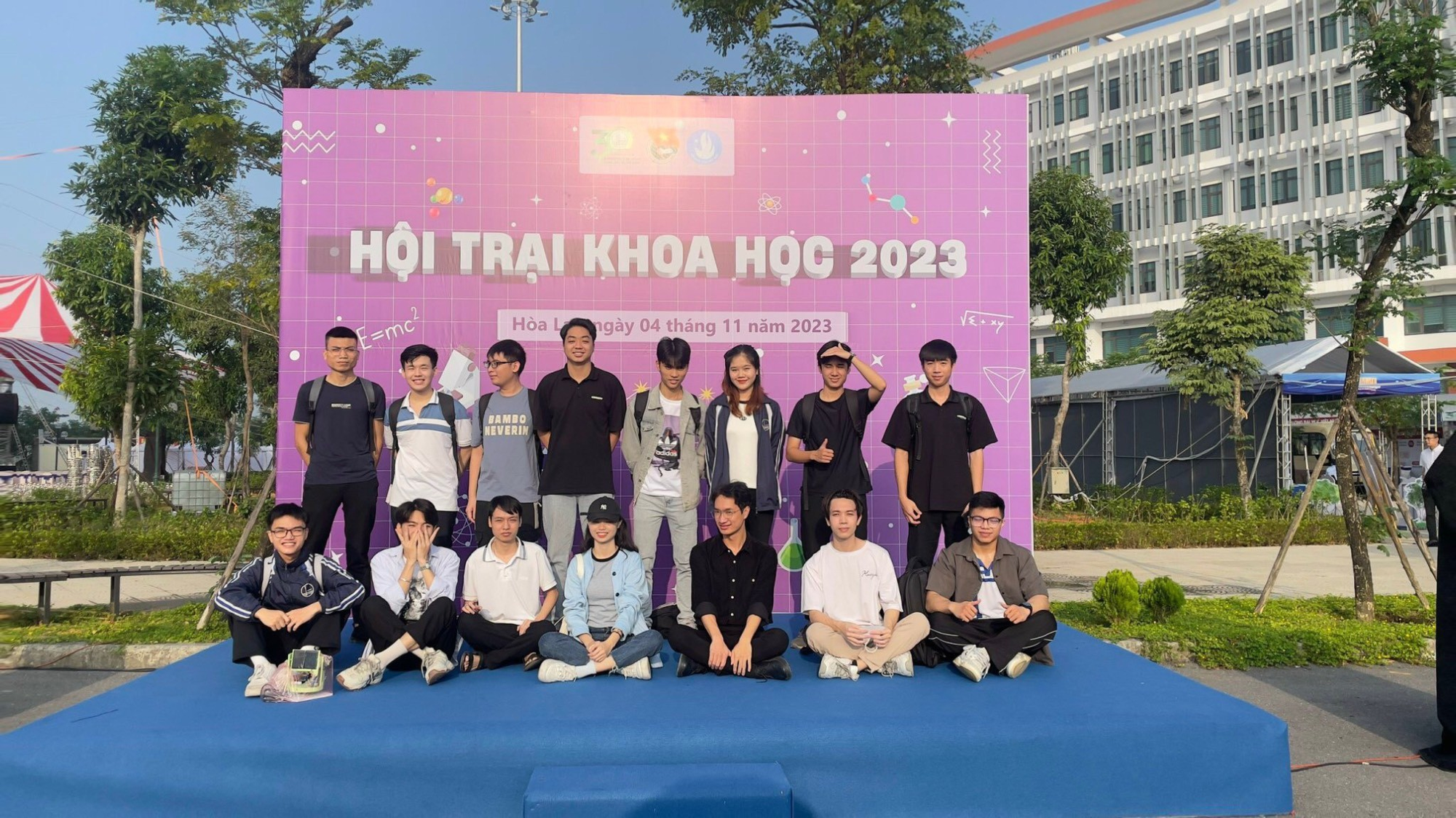Trường Đại học Công nghệ thường xuyên tổ chức các sân chơi khoa học giúp sinh viên thử sức khi còn ngồi trên ghế nhà trường. Ảnh: NVCC. image009.png