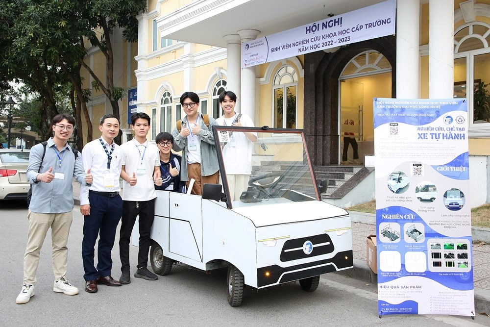 Tiến sĩ Bùi Đình Tú (thứ hai từ trái sang) cùng các sinh viên Khoa Vật lý kỹ thuật và Công nghệ nano, Trường Đại học Công nghệ, Đại học Quốc gia Hà Nội. Ảnh: NVCC. 412.jpg