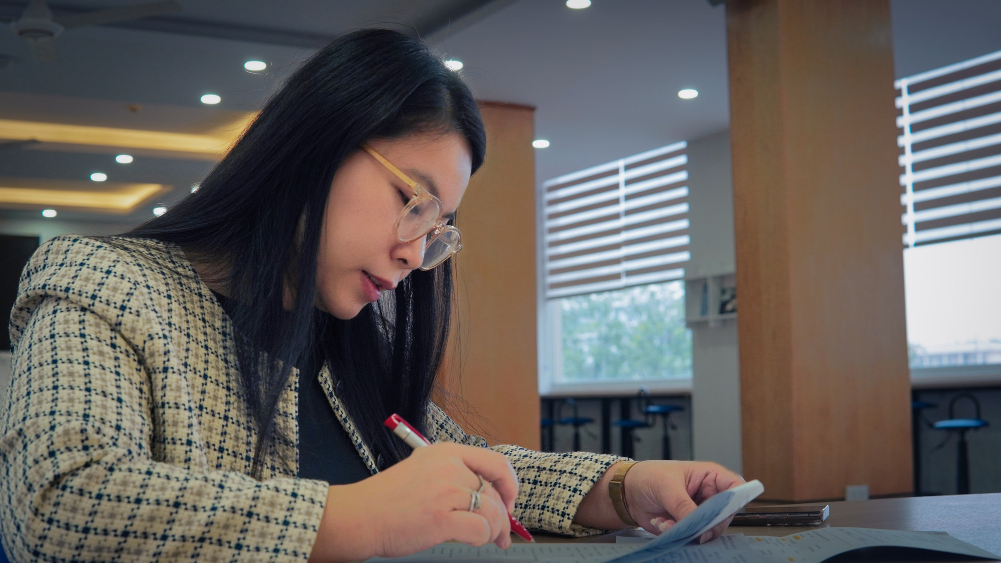 Với cô Hà, kinh nghiệm của quãng thời gian làm truyền hình vẫn luôn là một hành trang quý giá. Ảnh: Anh Tú.