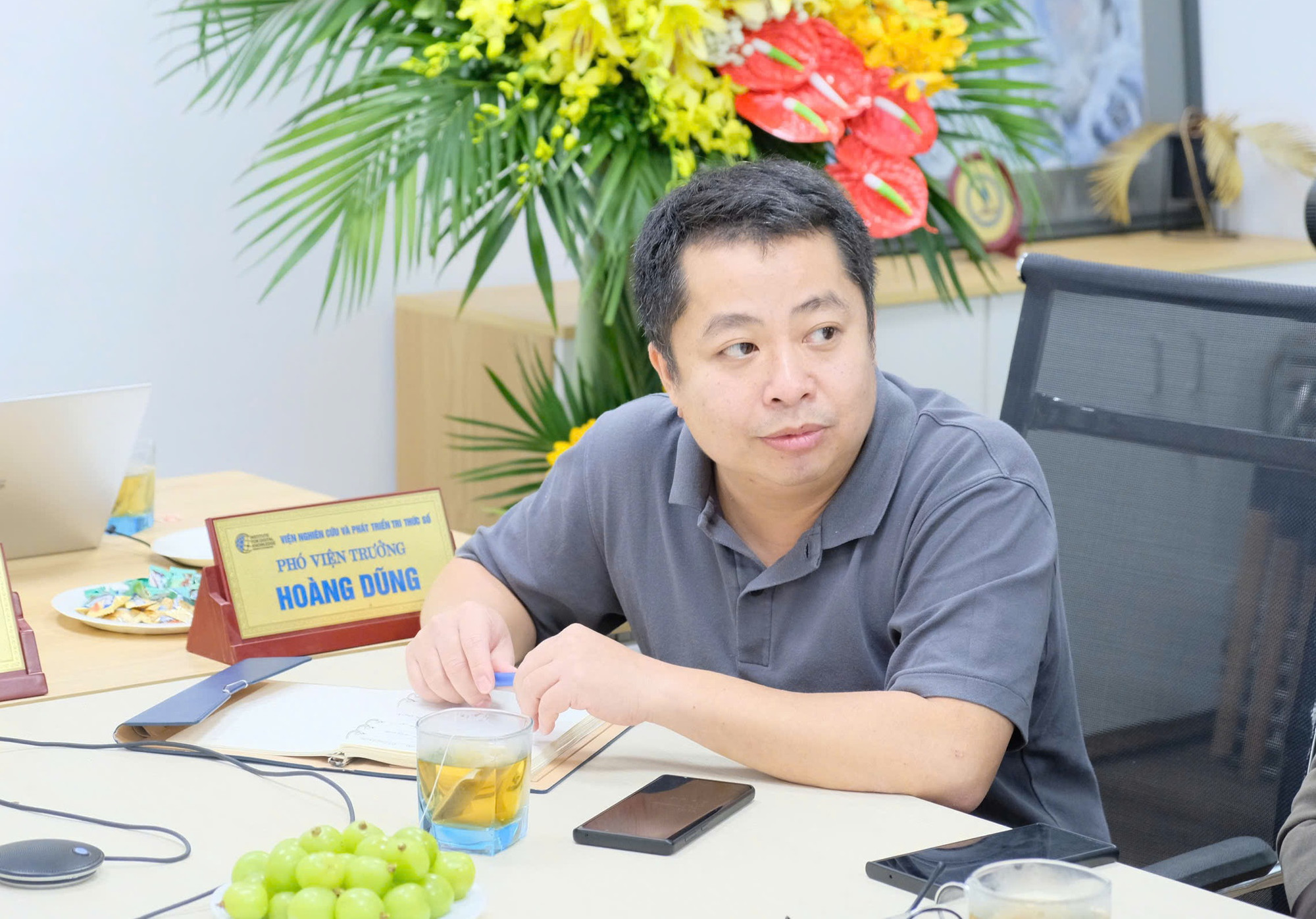 Ông Hoàng Dũng - Phó Viện trưởng Viện Nghiên cứu và Phát triển Tri thức số đưa ra một số phương hướng, giải pháp phát triển viện trong buổi họp mặt tổng kết 2024 và kế hoạch 2025 trung tâm kết nối tri thức số. (Ảnh: Nhật Lệ) GDVN-3 (2).jpg