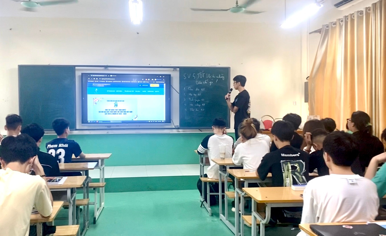 Một tiết học của sinh viên Trường Đại học Công nghệ Giao thông vận tải. nganh-Luat-4.jpg