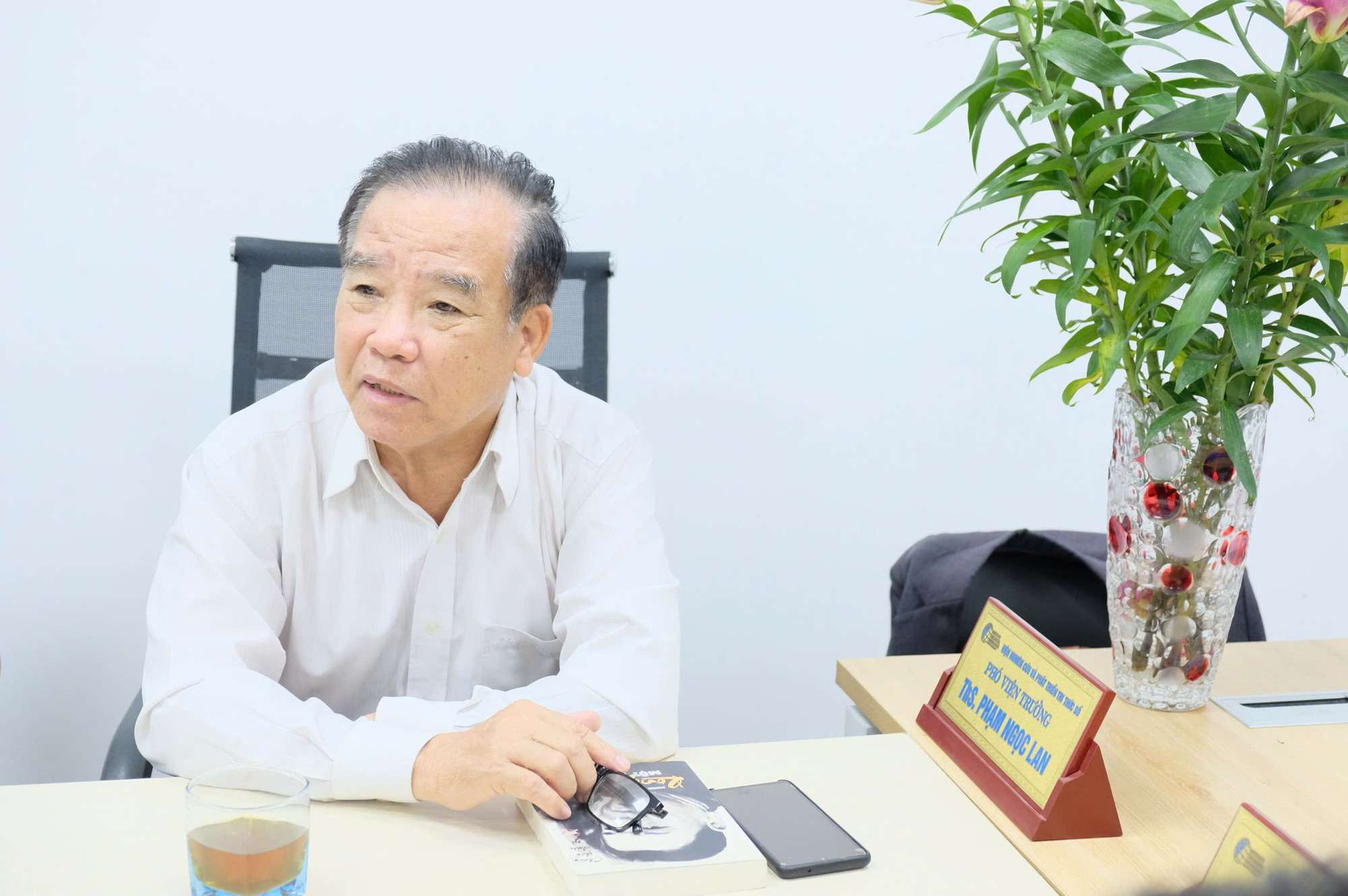 Ông Phạm Ngọc Lan - Trưởng ban Công tác Hội viên của Hiệp hội Các trường đại học, cao đẳng Việt Nam, Phó Viện trưởng Viện Nghiên cứu và Phát triển Tri thức số chia sẻ về các hoạt động quan trọng của Viện trong thời gian sắp tới. (Ảnh: Nhật Lệ) GDVN_THUVIEN-13.jpg