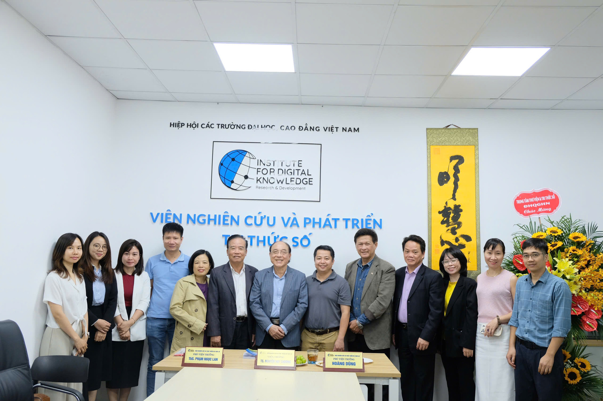 Buổi họp mặt tổng kết 2024 và trao đổi kế hoạch năm 2025 của trung tâm kết nối tri thức số. (Ảnh: Nhật Lệ) GDVN_THUVIEN-5.jpg