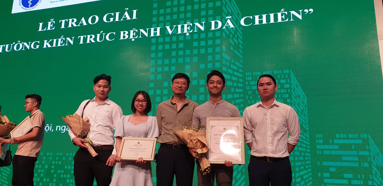 Thầy Hiếu chụp ảnh cùng nhóm sinh viên mà thầy hướng dẫn đạt giải. (Ảnh: NVCC) giai thuong sv.jpg