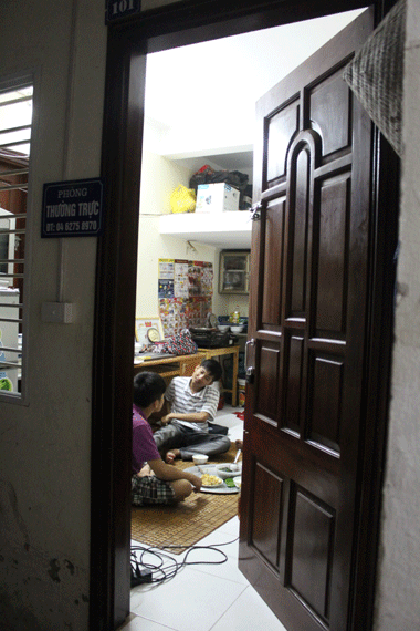 Lần đầu tiên trong hàng chục năm mưu sinh nằm vỉa hè, sống ống cống hoang, gia đình Tiến mới được ở căn phòng khang trang tại Hà Nội. Ảnh: Bình Minh.