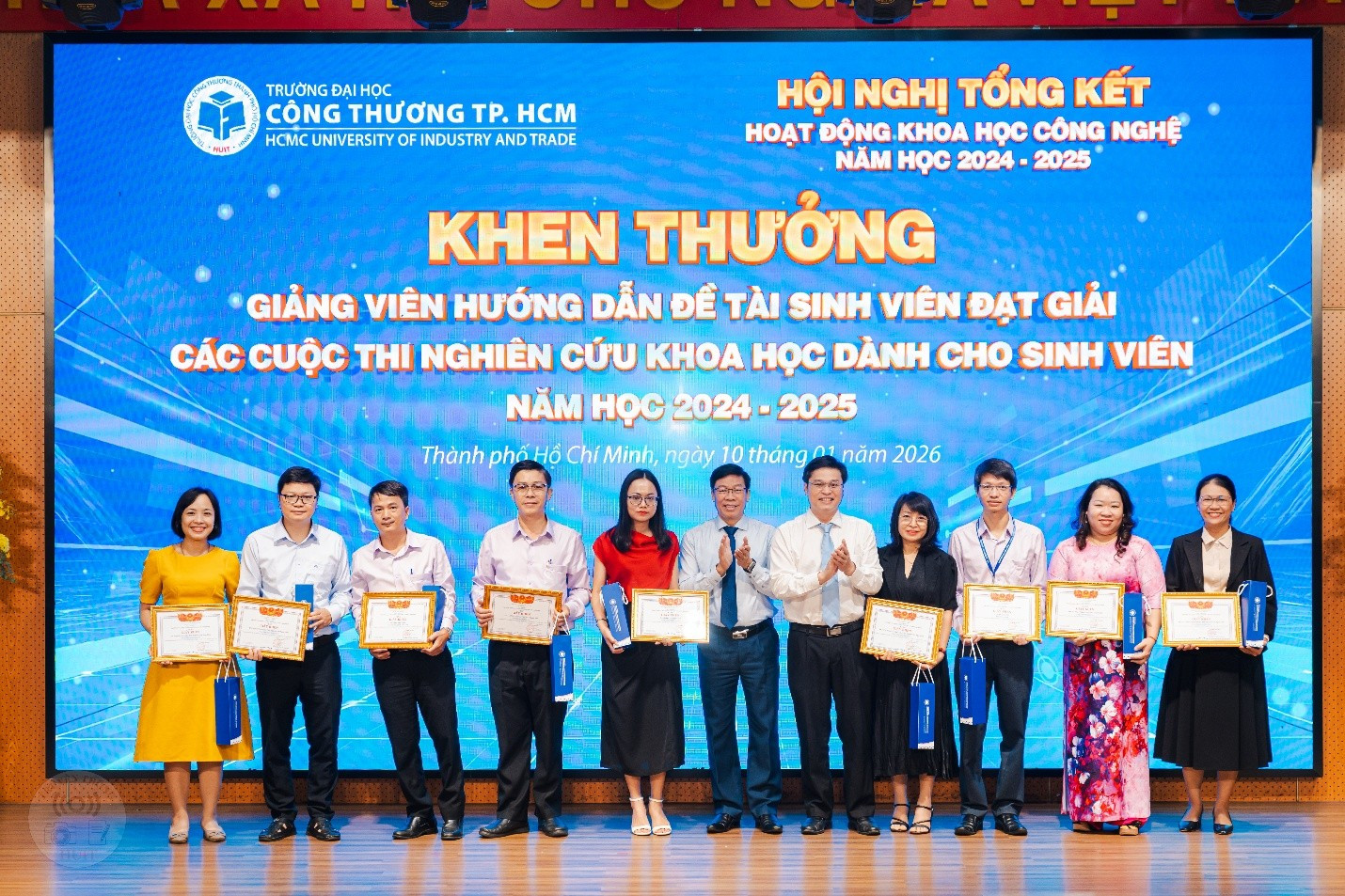 K&yacute; t&ecirc;n hợp đồng chuyển giao c&ocirc;ng nghệ