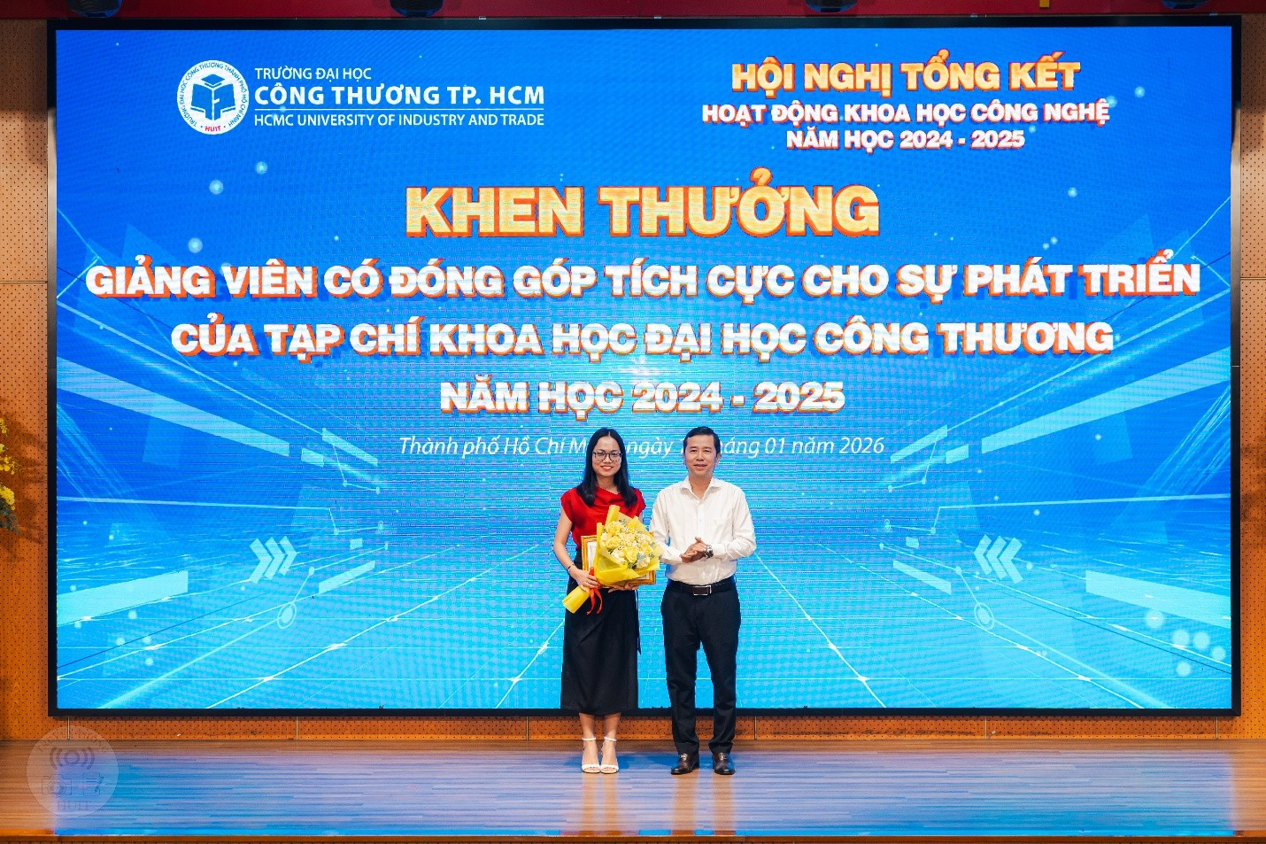 Nh&oacute;m giảng vi&ecirc;n nhận giải thưởng