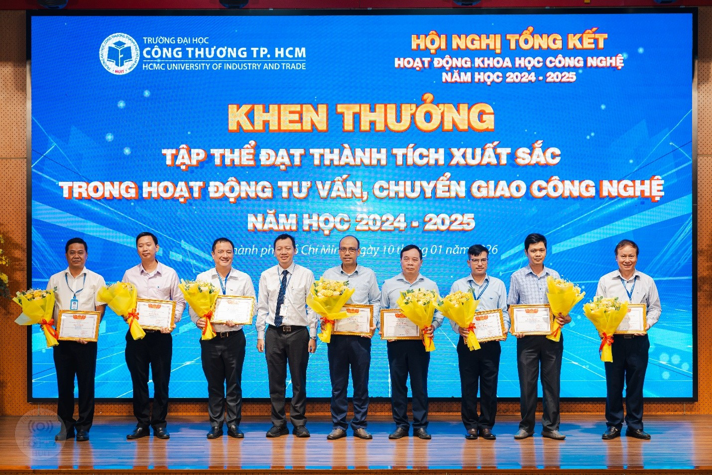 Sinh vi&ecirc;n nhận giấy khen