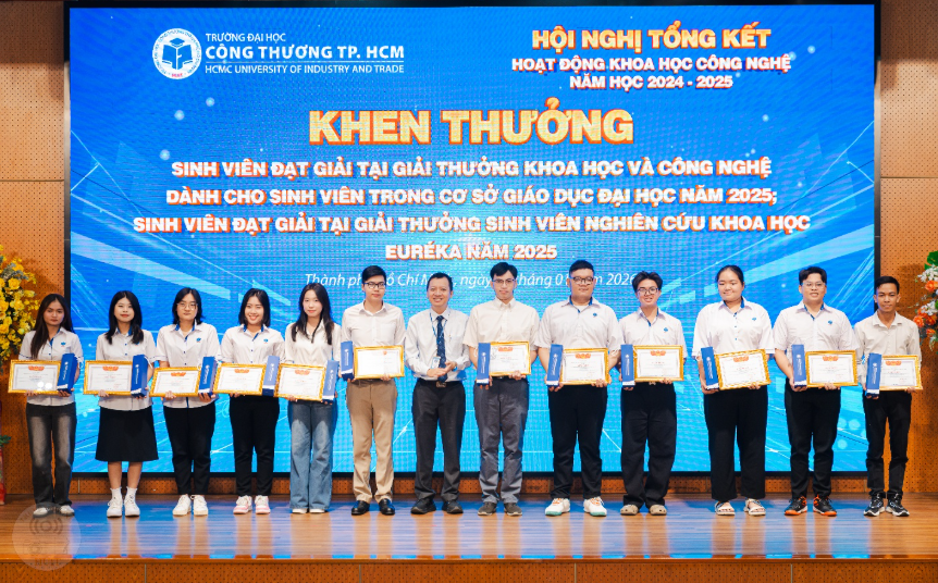 Sinh vi&ecirc;n Trường ĐH C&ocirc;ng Thương tham gia phong tr&agrave;o nghi&ecirc;n cứu khoa học