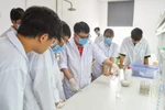 Sinh viên ngành Công nghệ Sinh học Y dược, Trường Đại học Văn Lang thực hành thí nghiệm. Ảnh: website nhà trường