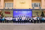 Hiệu trưởng cấp bằng tốt nghiệp THPT giúp tăng tính tự chủ và trách nhiệm