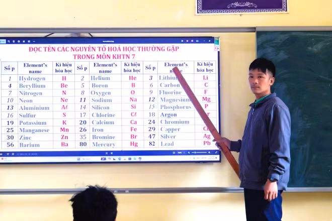 Thầy giáo 13 năm bám bản, không ngại tới nhà học trò trồng ngô, nấu ăn để vận động các em đến trường
