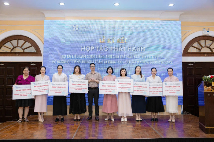 Lãnh đạo HEID trao tặng các đầu sách giá trị tới nhiều trường học tham dự lễ ký kết hợp tác (Ảnh: LT) ky-ket-2.jpg
