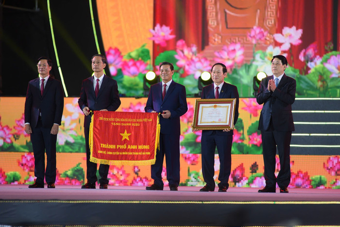Chủ tịch nước Lương Cường thay mặt Lãnh đạo Đảng, Nhà nước trao tặng Danh hiệu cao quý “Thành phố Anh hùng” cho Đảng bộ, chính quyền và Nhân dân thành phố Hải Phòng. (Ảnh: CTV) hp-le-hoi-hoa-phuong-do-2025-2.jpg