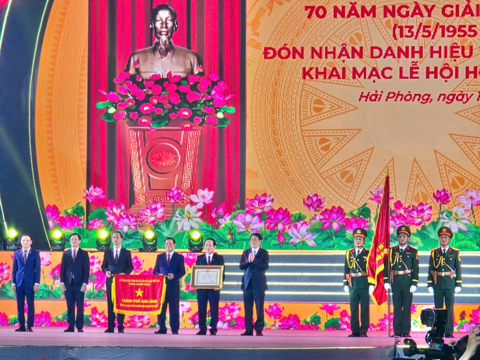 Hải Phòng đón nhận danh hiệu “Thành phố anh hùng” dịp kỷ niệm 70 năm giải phóng (Ảnh: CTV) hp-le-hoi-hoa-phuong-do-2025-1.jpg