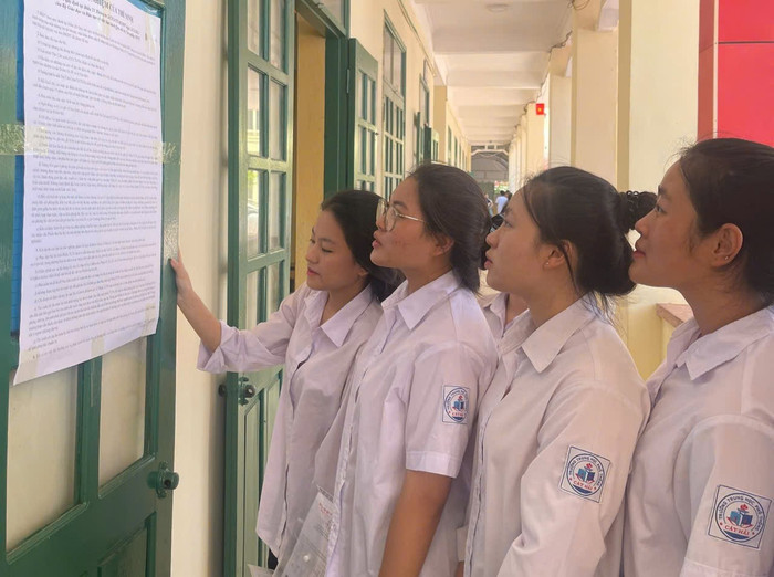 Thí sinh xem lại quy chế thi tại điểm thi Trung học phổ thông Cát Hải (Ảnh: Minh Ngọc) thi-thpt2-25-30.jpg