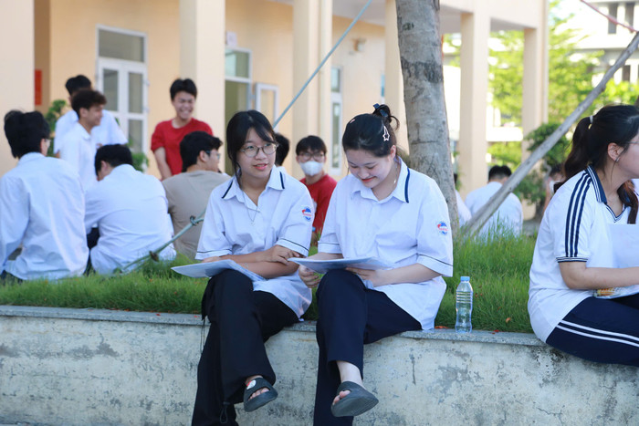 Các thí sinh tạo tâm lý thoải mái trước khi làm bài thi (Ảnh: Lã Tiến) thi-thpt2-25-29.jpg