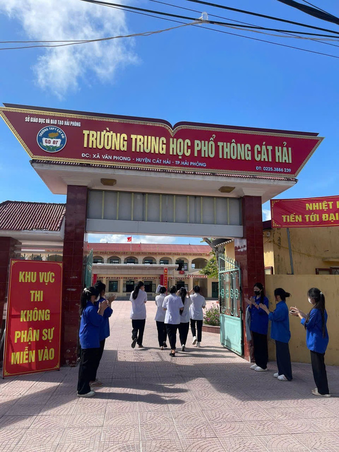 Các thí sinh đến điểm thi Trường Trung học phổ thông Cát Hải (Ảnh: Minh Ngọc) thi-thpt2-25-32.jpg