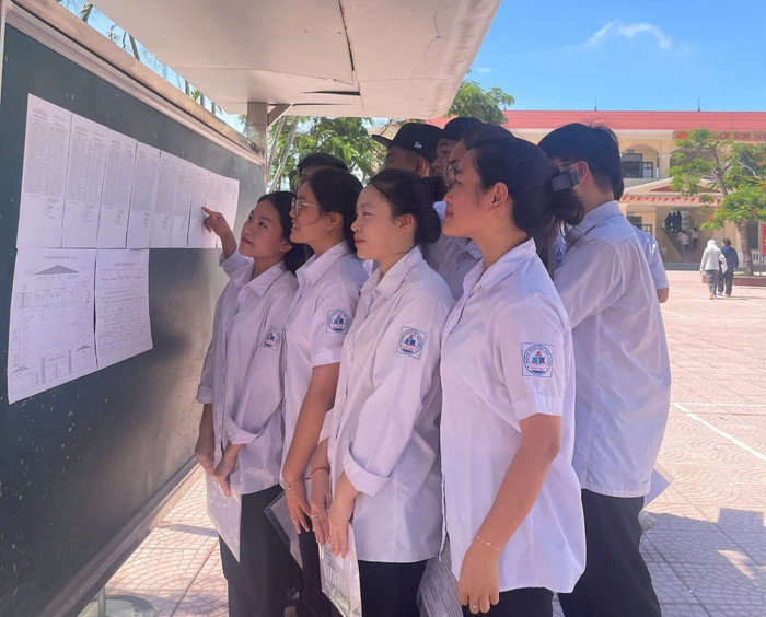 Thí sinh xem lại số báo danh tại điểm thi Trung học phổ thông Cát Hải (Ảnh: Minh Ngọc) thi-thpt2-25-31.jpg