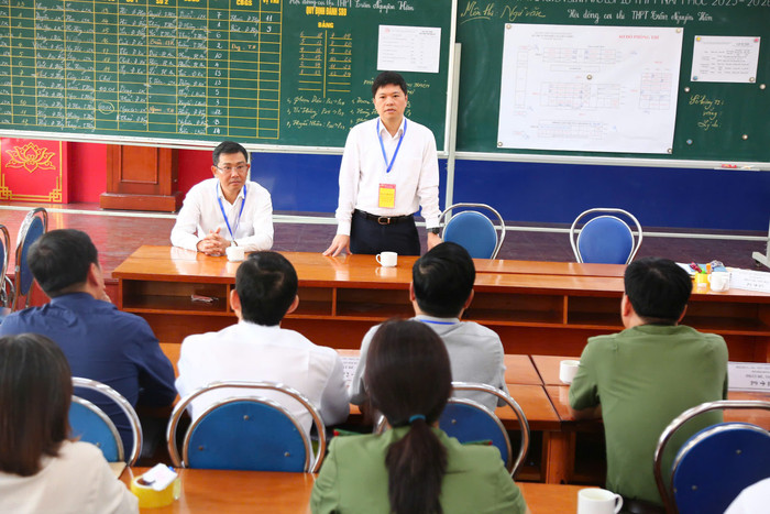 Ông Hoàng Minh Cường - Phó chủ tịch Ủy ban nhân dân thành phố, Trưởng Ban Chỉ đạo tuyển sinh Trung học phổ thông năm học 2025-2026 thành phố Hải Phòng kiểm tra tại điểm thi Trung học phổ thông Trần Nguyên Hãn. Ảnh: LT hp-thi-vao-10-2.jpg