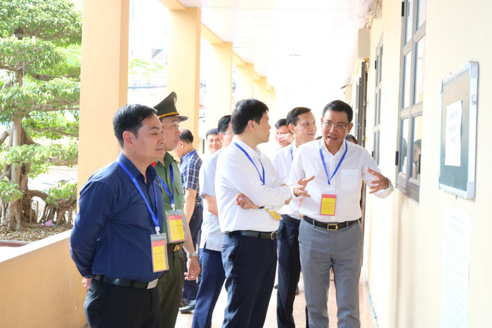 Đoàn kiểm tra của Ủy ban nhân dân thành phố Hải Phòng kiểm tra tại Hội đồng thi Trung học phổ thông Hồng Bàng. Ảnh: LT hp-thi-vao-10-3.jpg