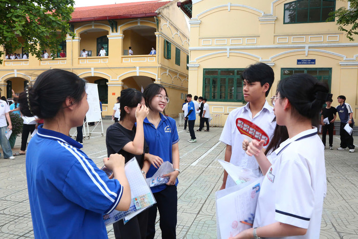 Các thí sinh phấn khởi khi hoàn thành bài thi Ngữ văn. Ảnh: LT hp-thi-vao-10-4.jpg
