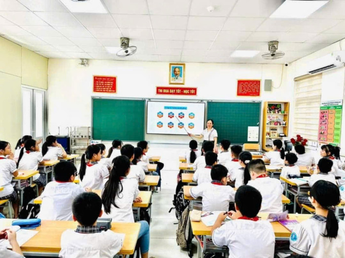 Cô giáo Nguyễn Thị Thơm luôn không ngừng đổi mới phương pháp dạy học, trách nhiệm với nghề. Ảnh: NVCC co-giao-3.jpg