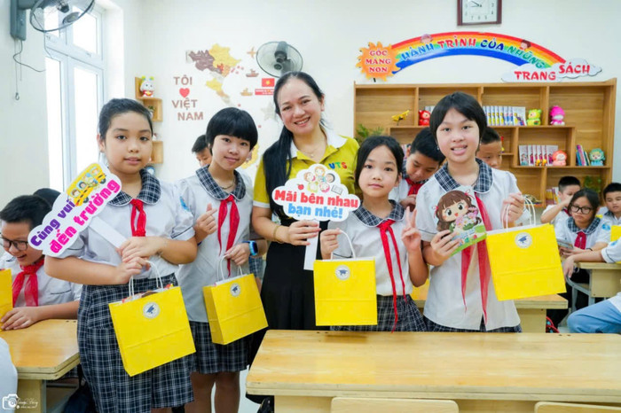 Cô giáo Nguyễn Thị Thơm cùng các bạn học sinh lớp 5A2 Trường Tiểu học Võ Thị Sáu đạt được nhiều thành tích trong năm học 2024-2025. Ảnh: NVCC co-giao-1.jpg