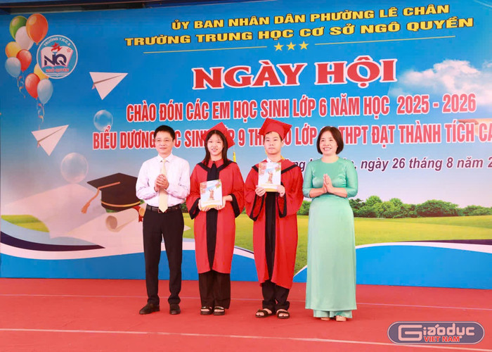 Nhà trường biểu dương các em đạt thủ khoa, á khoa trong kỳ thi vào lớp 10 năm học 2025-2026 (Ảnh: LT) gdvn-thcs-ngo-quyen-2025-1.jpg