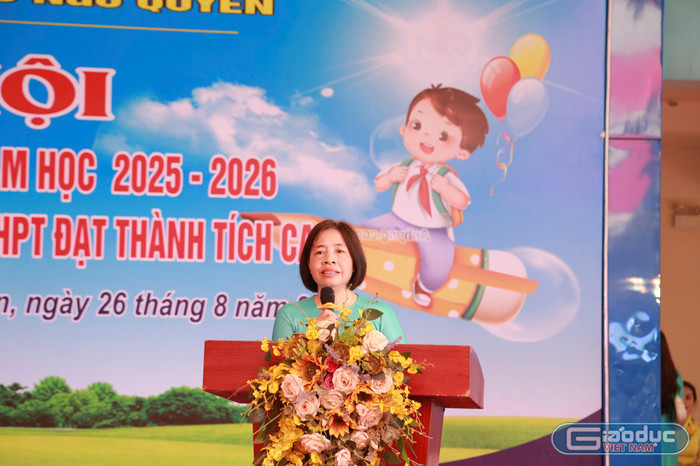 Cô giáo Cao Hồng Chín – Hiệu trưởng Trường Trung học cơ sở Ngô Quyền phát biểu chào mừng các em học sinh lớp 6 (Ảnh: LT) gdvn-thcs-ngo-quyen-2025-5.jpg