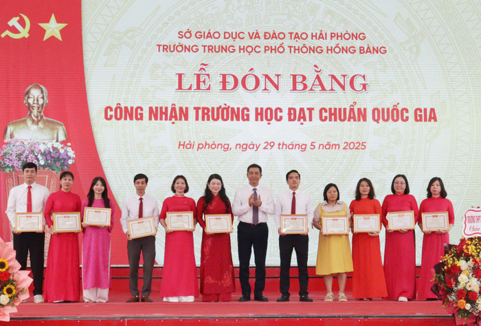 Giám đốc Sở Giáo dục và Đào tạo Hải Phòng trao giấy khen tặng các tập thể, cá nhân (Ảnh: LT) z6650993575234-755c64c8fbd2060cbc194e431b6e1025.jpg