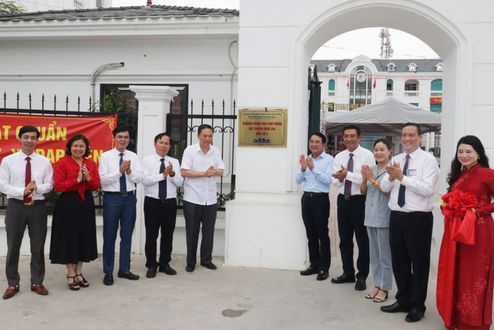 Các đại biểu gắn biển công trình Trường đạt chuẩn quốc gia mức độ 2 (Ảnh: LT) z6650993553704-6a310bc5d1f50b13c17aa95f2ff0f885.jpg