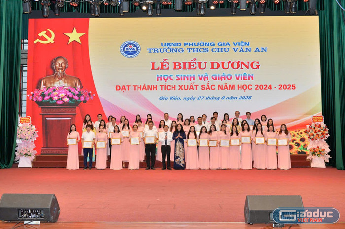 49 nhà giáo được nhà trường khen thưởng (Ảnh: LT) gdvn-thcs-cva-tk-11.jpg