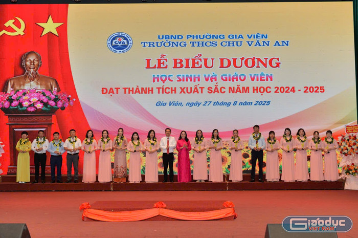 Lãnh đạo phường Gia Viên trao biểu trưng của nhà trường tặng 19 giáo viên có thành tích xuất sắc (Ảnh: LT) gdvn-thcs-cva-tk-7.jpg