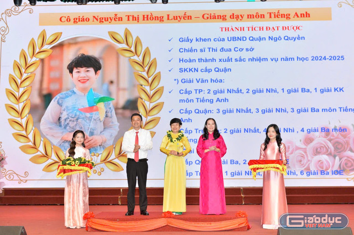 Lãnh đạo phường Gia Viên trao biểu trưng của nhà trường tặng các giáo viên có thành tích xuất sắc (Ảnh: LT) gdvn-thcs-cva-tk-5.jpg