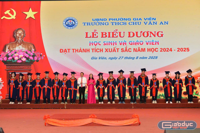 Lãnh đạo phường Gia Viên trao biểu trưng của nhà trường tặng 17 học sinh có thành tích xuất sắc (Ảnh: LT) gdvn-thcs-cva-tk-9.jpg