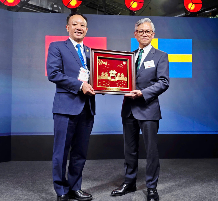Phó Giáo sư, Tiến sĩ Phạm Xuân Dương - Hiệu trưởng Trường Đại học Hàng hải Việt Nam trao quà lưu niệm cho Đại học Hàng hải Thế giới. anh-4.jpg