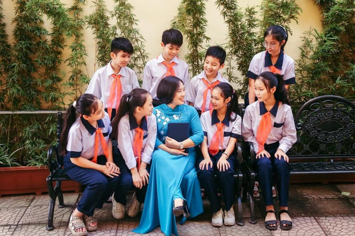 Cô Đỗ Mai Hương - Hiệu trưởng Trường Trung học cơ sở Lạc Viên và học sinh. Ảnh: website nhà trường