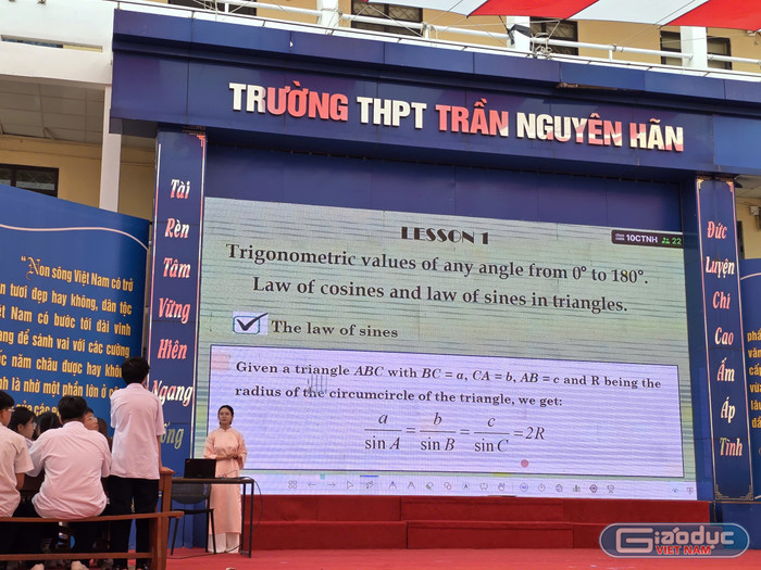Cô giáo Phạm Thị Thu Trang và học sinh lớp 10 nhà trường hoàn toàn sử dụng tiếng Anh trong suốt giờ học Toán (Ảnh: LT) gdvn-thpt-tran-nguyen-han-8.jpg