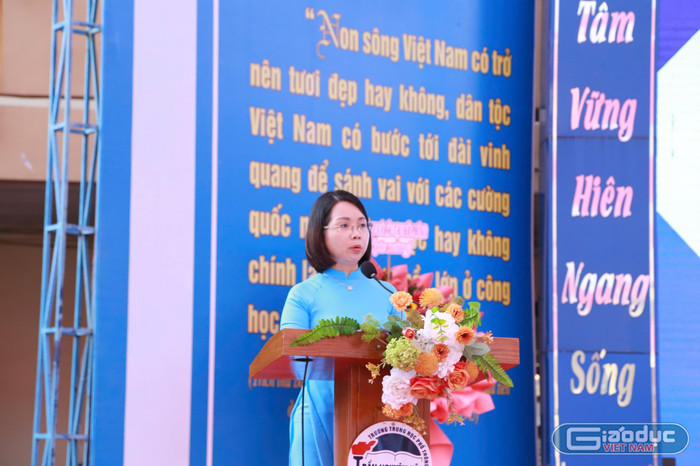 Cô giáo Hoàng Thị Phương Thảo - Hiệu trưởng Trường Trung học phổ thông Trần Nguyên Hãn báo cáo tại chuyên đề (Ảnh: LT) gdvn-thpt-tran-nguyen-han-1.jpg