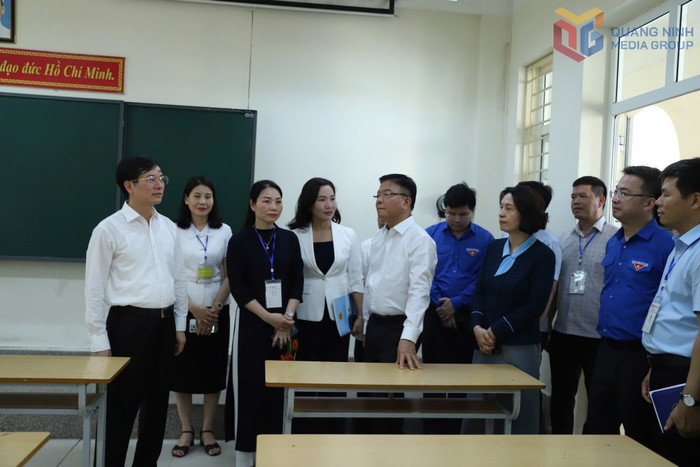 Phó Thủ tướng Chính phủ Lê Thành Long cùng đoàn công tác kiểm tra cơ sở vật chất tại điểm thi Trường Trung học phổ thông Hòn Gai (Ảnh: CTV) ptt-kiem-tra-qn-1.jpg