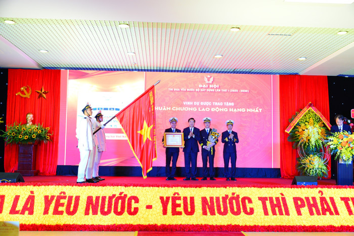 Phó Giáo sư, Tiến sĩ Nguyễn Khắc Khiêm - Bí thư Đảng ủy, Chủ tịch Hội đồng trường; Phó Giáo sư, Tiến sĩ Phạm Xuân Dương - Hiệu trưởng nhà trường và Phó Giáo sư, Tiến sĩ Nguyễn Thanh Sơn - Phó Hiệu trưởng thường trực đón nhận Huân chương Lao động hạng Nhất. anh-5-2.jpg